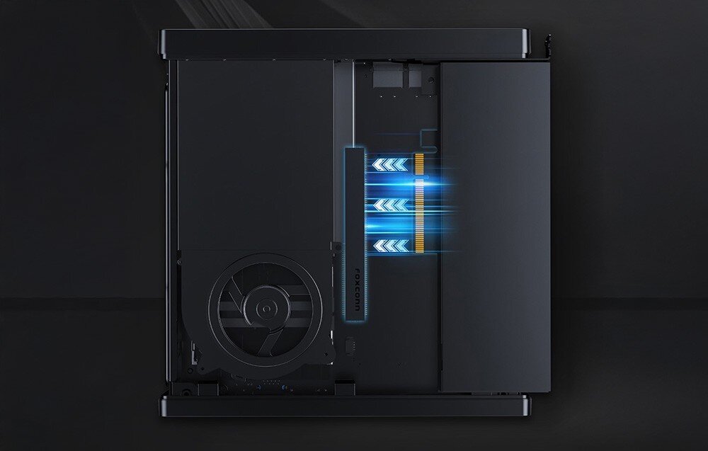 Komputer MINISFORUM MS-01-S1390 Wnętrze mini PC z widocznym wentylatorem chłodzącym i podświetlonym niebieską poświatą złączem krawędziowym Foxconn.