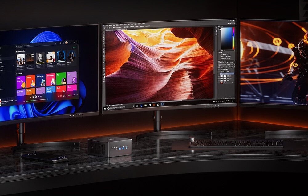 Komputer MINISFORUM EliteMini UM890 Pro Stacja Minisforum na biurku z trzema monitorami wyświetlającymi interfejs Windows, Adobe Photoshop i grę.