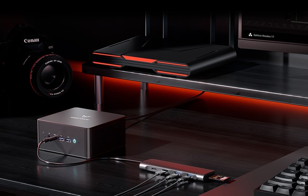 Komputer MINISFORUM EliteMini UM890 Pro Front stacji Minisforum na biurku fotografa, połączonej z hubem USB i widocznym aparatem.