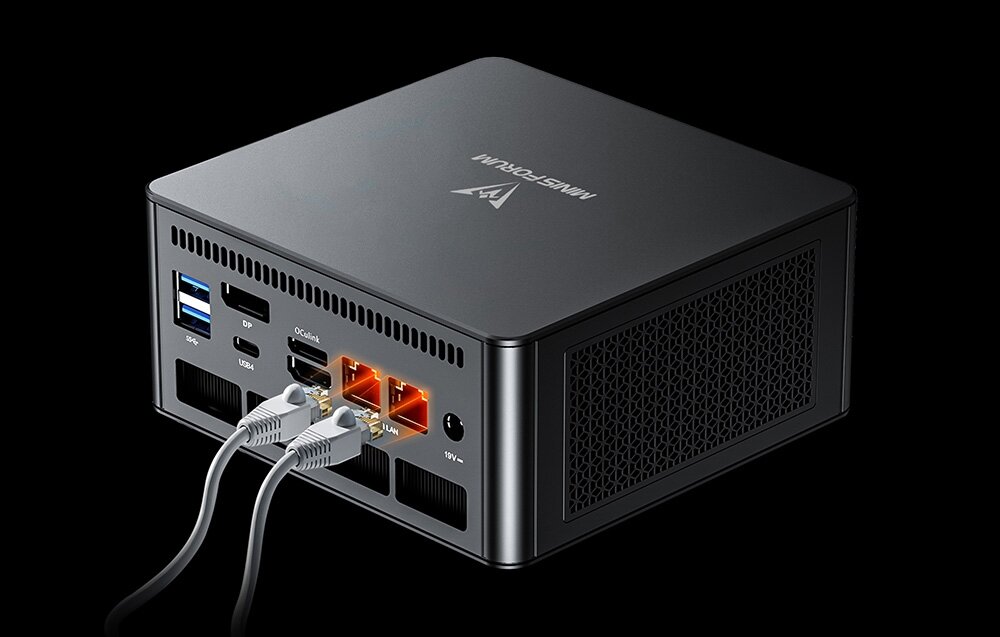 Komputer MINISFORUM EliteMini UM890 Pro Tył stacji Minisforum z podpiętymi dwoma kablami Ethernet oraz widocznymi portami HDMI, DP i OCuLink.