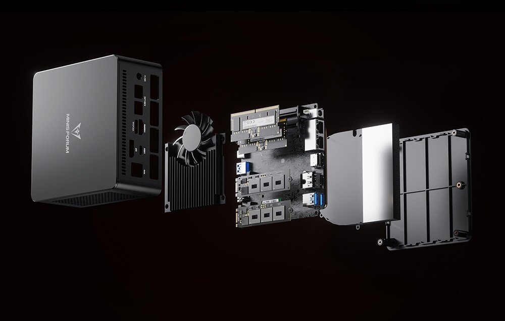 Komputer MINISFORUM EliteMini UM890 Pro Widok wnętrza Mini PC Minisforum, pokazujący komponenty wewnętrzne: RAM, dyski SSD i system chłodzenia.