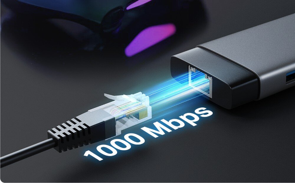 Hub TP-LINK UH9120C Zbliżenie na czarną końcówkę kabla sieciowego rj45 wsuwaną do portu ethernet w adapterze z naniesionym napisem '1000 Mbps'