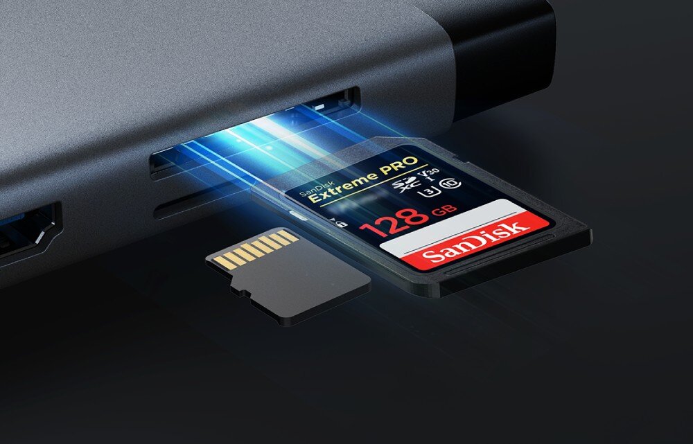 Hub TP-LINK UH9120C Widok z bliska na czytnik kart pamięci w obudowie urządzenia, do którego wsuwane są jednocześnie karta SD oraz micro SD