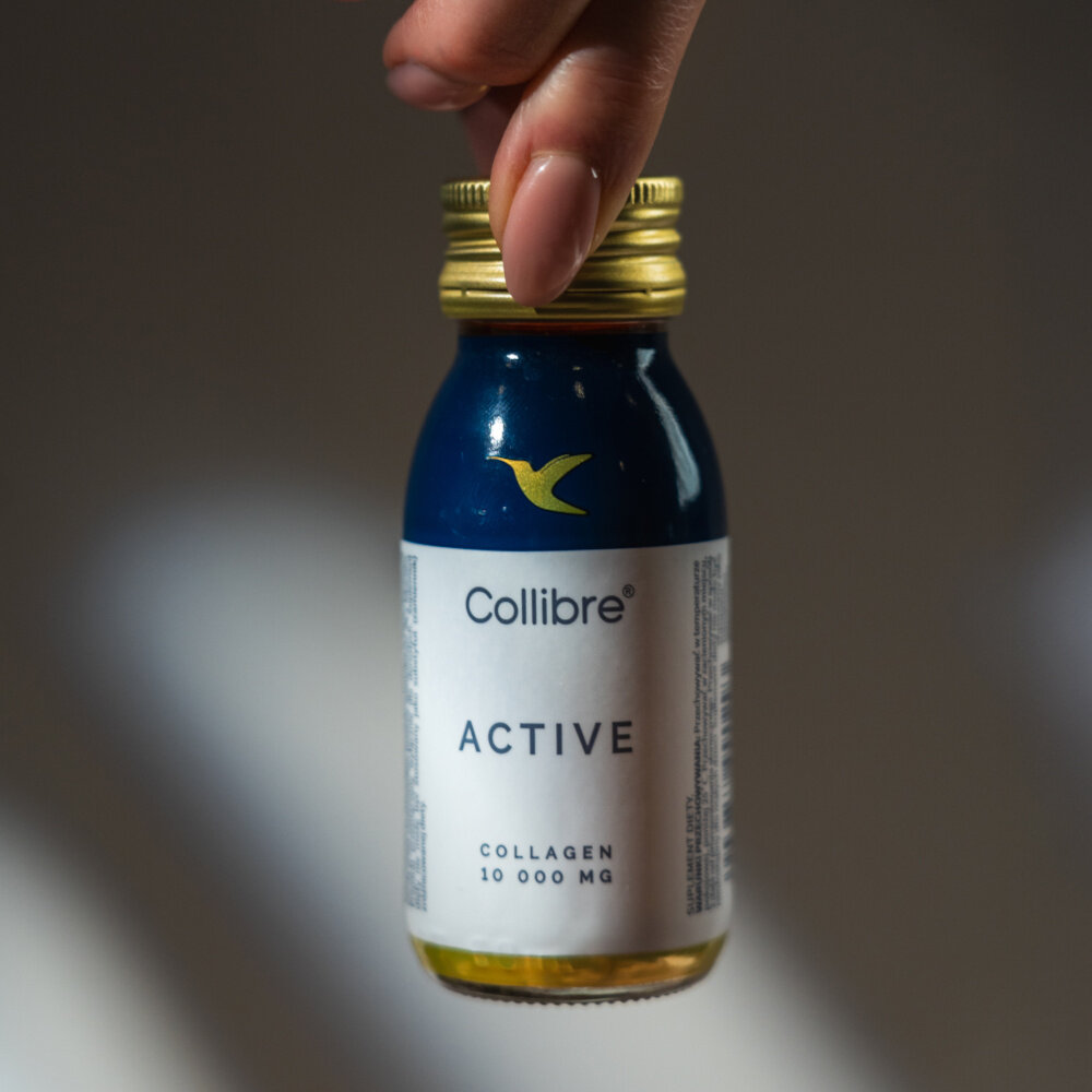 Kolagen COLLIBRE Active shot 15 x 60 ml osoba trzyma buteleczkę za nakrętkę 10 000 mg hydrolizatu kolagenu wołowego o małych cząsteczkach 2000 Da wysoka przyswajalność produktu dla osób aktywnych