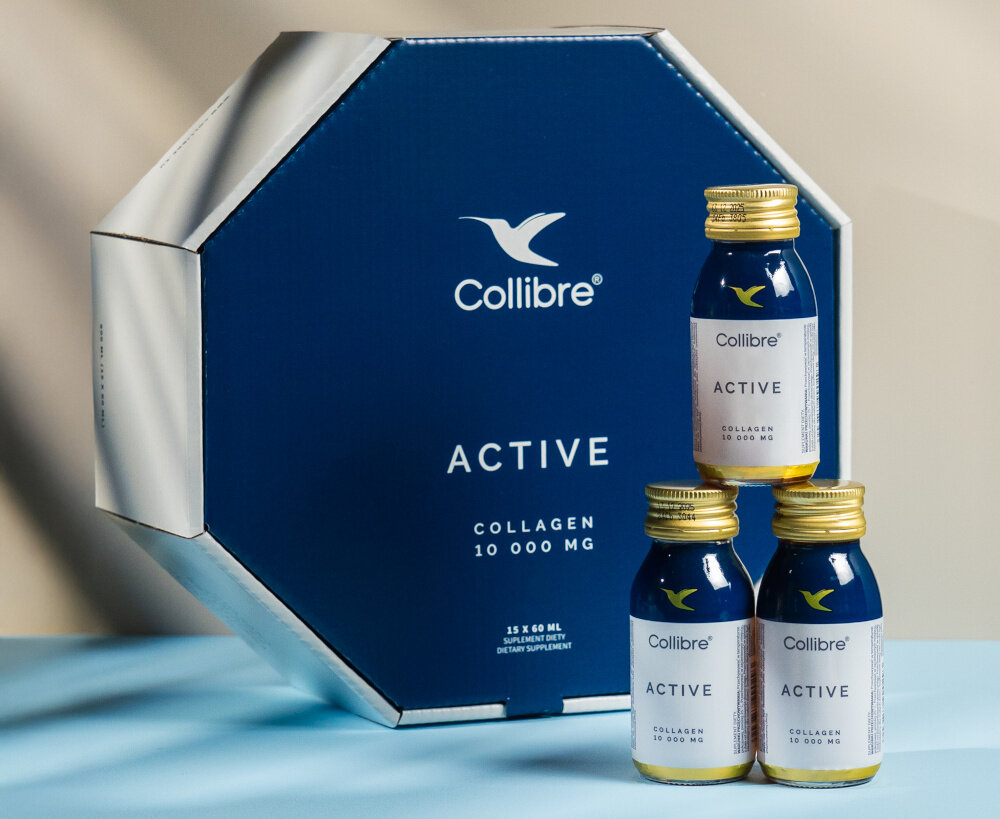 Kolagen COLLIBRE Active shot 15 x 60 ml trzy buteleczki na tle pudełka glukozamina 250 mg MSM 250 mg witamina C 80 mg działa kompleksowo prawidłowe funkcjonowanie mięśni zwiększając wydolność podczas treningu guarana 20 mg żeń-szeń syberyjski 25 mg redukcja zmęczenia