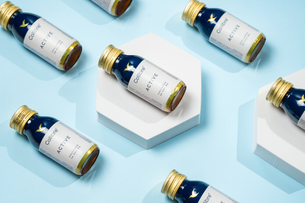 Kolagen COLLIBRE Active shot 15 x 60 ml kilka buteleczek ułożoych na podłodze efekty po kilku tygodniach stosowania co najmniej 3-4 miesiące