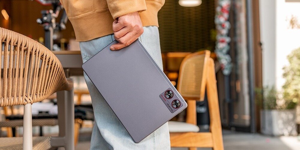 Tablet OUKITEL OT8 trzymany w ręku  