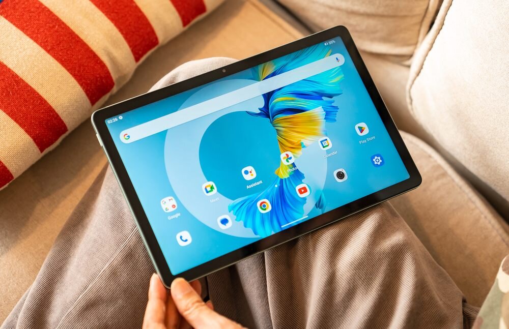 Tablet OUKITEL OT9 trzymany na kolanach