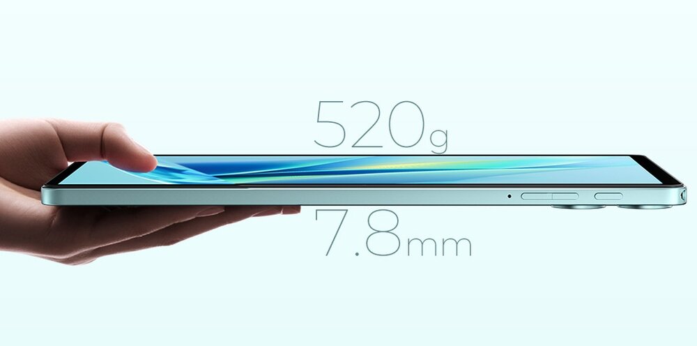 Tablet OUKITEL OT9 trzymany w ręku  