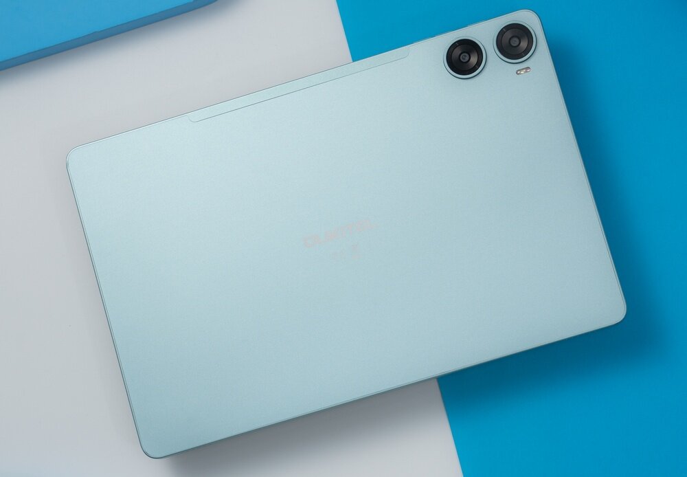 Tablet OUKITEL OT9 leży na kolorowym blacie  