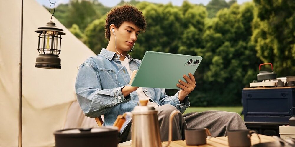 Tablet OUKITEL OT8 korzystanie w ogrodzie  