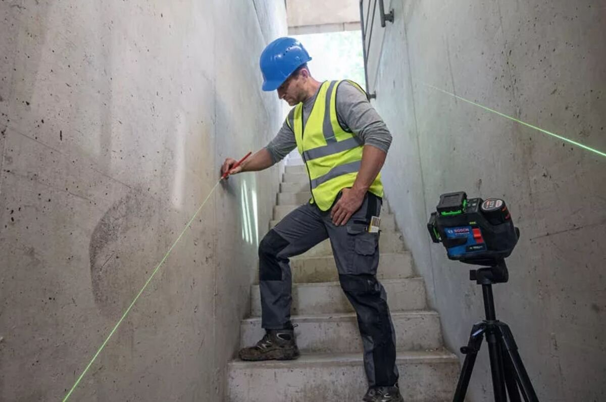Laser liniowy BOSCH Professional GLL 12V-100-33 CG (0601065401), wiązka, skosy, optyka, widoczność, Wyznaczanie skosów na schodach laserem Bosch GLL 12V