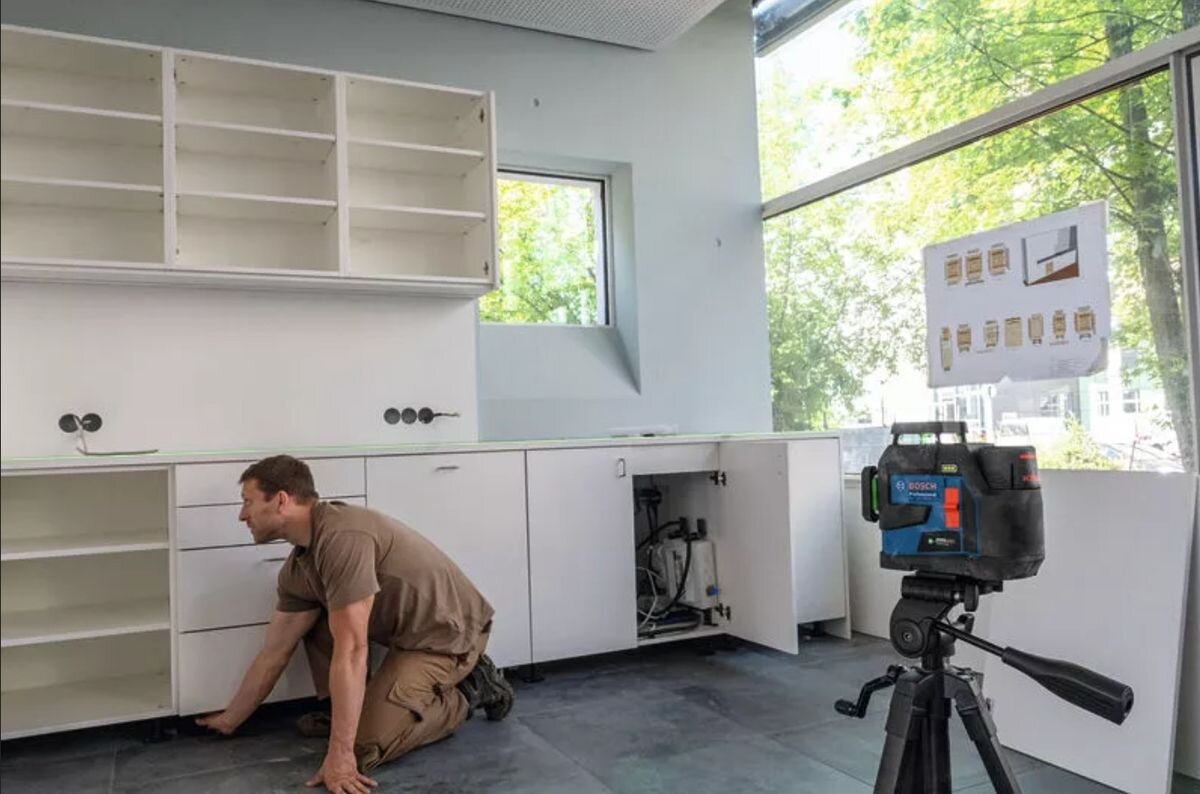 Laser liniowy BOSCH Professional GLL 12V-100-33 CG (0601065401), zasilanie, akumulator, bateria, dual, Montaż mebli kuchennych z laserem liniowym Bosch