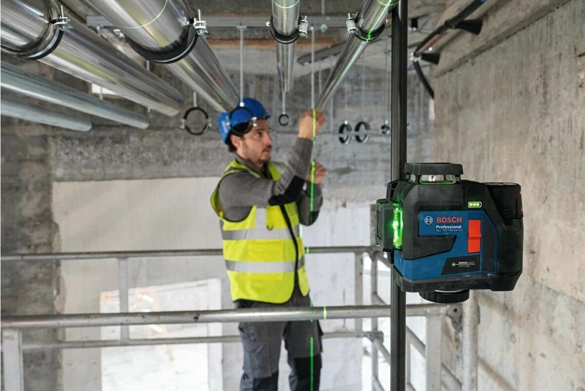Laser liniowy BOSCH Professional GLL 12V-100-33 CG (0601065401), zasięg, odbiornik, detektor, praca, Poziomowanie rur zielonym laserem Bosch GLL 12V