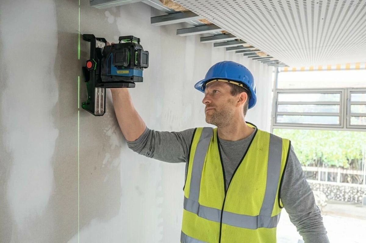 Laser liniowy BOSCH Professional GLL 12V-100-33 CG (0601065401), waga, ergonomia, budowa, transport, Laser Bosch na uchwycie LB 10, pionowanie ścian