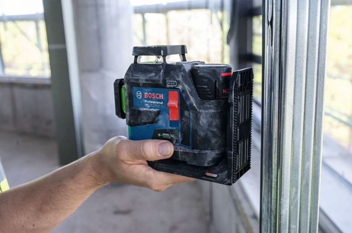 Laser liniowy BOSCH Professional GLL 12V-100-33 CG (0601065401), uchwyt, LB10, magnes, montaż, Magnetyczny montaż lasera Bosch do profilu metalowego