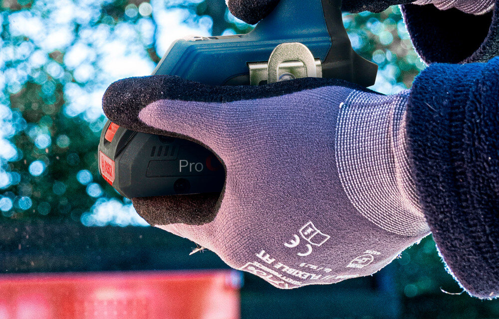 Wiertarko-wkrętarka BOSCH Professional GSB 18V-65 06019N3300 osoba trzyma narzędzie w dłoniach zbliżenie na akumulator akumulator 18 V praca bez przewodów kompatybilność ze wszystkimi akumulatorami i ładowarkami Bosch Professional 18 V oszczędność czasu i kosztów