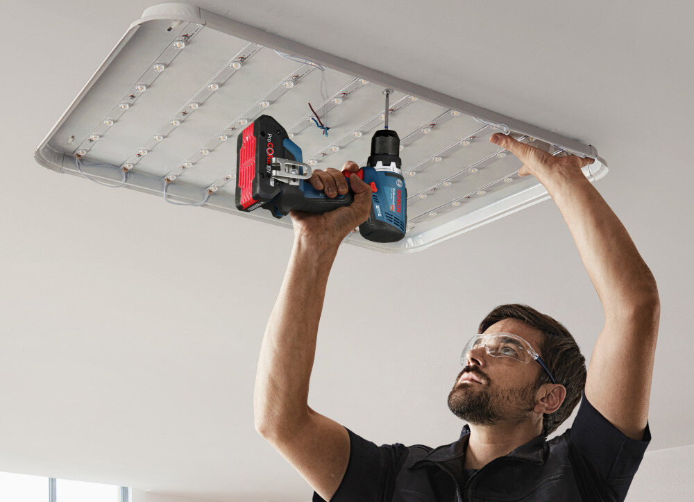 Wiertarko-wkrętarka BOSCH Professional GSR 18V-65 06019N3201 pomieszczenie osoba przykręca lampę do sufitu akumulator 18 V praca bez przewodów kompatybilność ze wszystkimi akumulatorami i ładowarkami Bosch Professional 18 V oszczędność czasu i kosztów