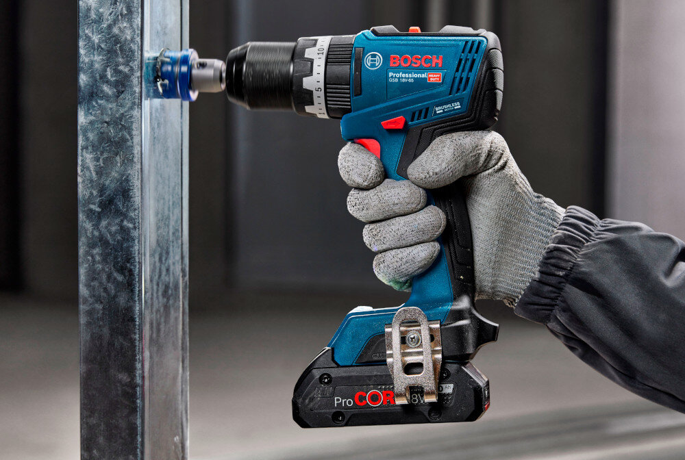 Wiertarko-wkrętarka BOSCH Professional GSB 18V-65 06019N3100 pomieszczenie metalowa konstrukcja osoba trzyma wiertarko-wkrętarkę w dłoniach przykręca śrubę do konstrukcji 20 zakresów momentu obrotowego można dokładnie dopasować siłę pracy do rodzaju materiału łatwiej ograniczyć uszkodzenia powierzchni uniknąć przekręcania wkrętów zachować powtarzalność efektów wiercenie otworów do 35 mm w drewnie wkręcanie wkrętów do 10 mm wiercenie do 13 mm w metalu i murze