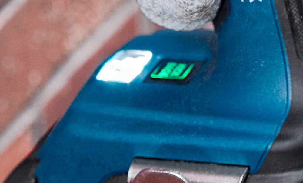 Wiertarko-wkrętarka BOSCH Professional GSB 18V-65 06019N3100 zbliżenie na oświetlenie w stopie urządzenia podwójne oświetlenie robocze w stopie i pod uchwytem wiertarskim doświetla miejsce pracy strumień światła obejmuje zarówno bezpośrednio linię wiercenia, jak i otoczenie precyzyjne prowadzenie wiertła lub wkręta