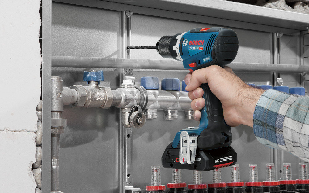 Wiertarko-wkrętarka BOSCH Professional GSR 18V-65 06019N3203 pomieszczenie osoba trzyma wiertarko-wkrętarkę w dłoniach wierci dziurę w ścianie wokół różne zawory 20 zakresów momentu obrotowego można dokładnie dopasować siłę pracy do rodzaju materiału łatwiej ograniczyć uszkodzenia powierzchni uniknąć przekręcania wkrętów zachować powtarzalność efektów wiercenie otworów do 35 mm w drewnie wkręcanie wkrętów do 10 mm wiercenie do 13 mm w metalu