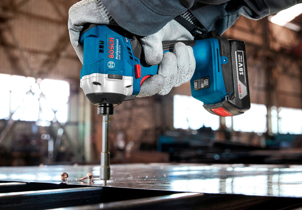 Klucz udarowy BOSCH Professiona GDR 18V-215 06019N2000 warsztat osoba wkręca śruby w metalową blachę dla majsterkowiczów wszechstronne zastosowanie wydajność