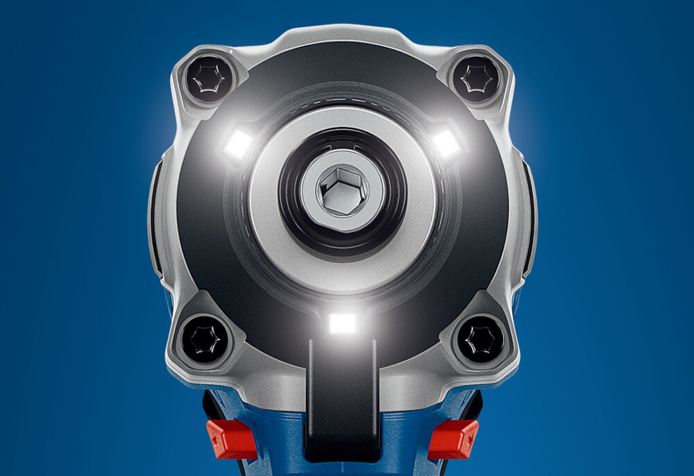 Klucz udarowy BOSCH Professional GDR 18V-215 06019N2002 niebieskie tło zbliżenie na diody trzy diody LED dobra widoczność miejsca pracy wskaźnik stanu akumulatora kontrola poziomu energii silnik bezszczotkowy praca przy dużych obciążeniach sprzyja efektywnemu wykorzystaniu energii z akumulatora