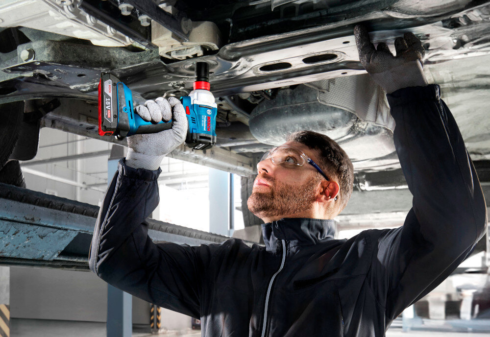 Klucz udarowy BOSCH Professional GDX 18V-285 06019N2100 warsztat osoba dokręca śruby w podwoziu samochodowym praca w betonie lub twardej stali funkcja udaru udar w zakresie od 0 do 3600 uderzeń na minutę dwustopniowa regulacja (0-3000 ud/min, 0-3600 ud/min) dopasowanie parametrów do różnych zadań