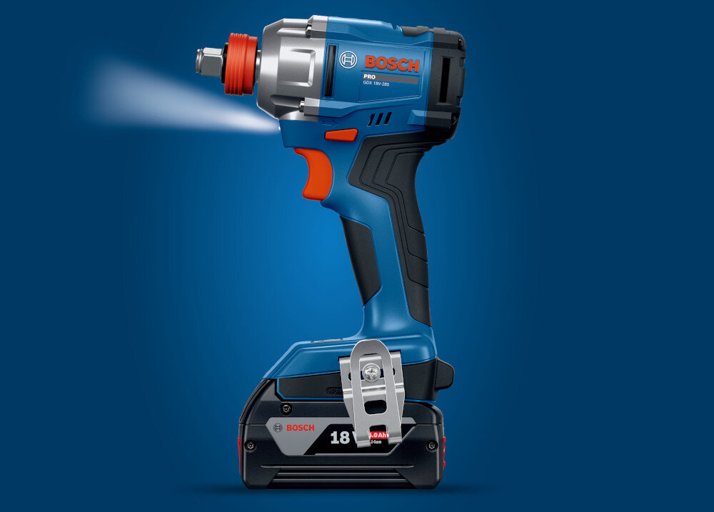 Klucz udarowy BOSCH Professional GDX 18V-285 06019N2100 klucz widoczny z boku na niebieskim tle symulacja podświetlenia jedna dioda LED dobra widoczność miejsca pracy wskaźnik stanu akumulatora bieżąca kontrola poziomu energii zaczep do paska wspiera mobilność silnik bezszczotkowy stabilna praca przy dużych obciążeniach efektywne wykorzystanie energii z akumulatora