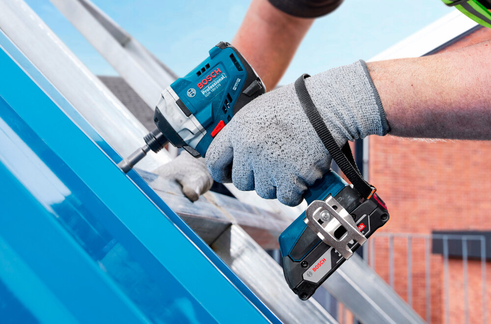 Klucz udarowy BOSCH Professional GDR 18V-215 06019N2022 plac budowy dach osoba wkręca śrubę w metalową ramę okienną funkcja automatycznego zatrzymania lub zwalniania kontrolować moment zakończenia pracy ogranicza ryzyko uszkodzenia materiału deformacji łbów śrub dwufunkcyjny uchwyt do końcówek wkręcających
