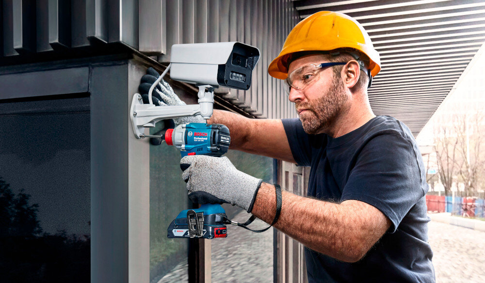 Klucz udarowy BOSCH Professional GDX 18V-285 06019N2102 magazyn osoba dokręca śruby na metalowej konstrukcji budynku dwa zakresy momentu obrotowego - 200 Nm oraz 285 Nm dopasowanie siły działania do konkretnego zadania moment zrywający 500 Nm skuteczna praca z zapieczonymi i mocno osadzonymi połączeniami