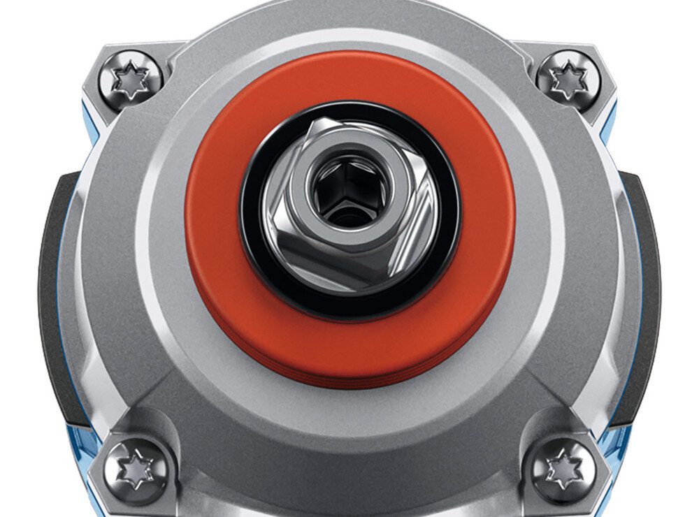 Klucz udarowy BOSCH Professional GDX 18V-285 06019N2102 zbliżenie na uchwyt montażowy białe tło uchwyt narzędziowy oparty na pierścieniu ciernym 1/2 cala z napędem kwadratowym otworze przelotowym sprawnej pracy pierścień cierny stabilnie utrzymuje nasadkę podczas pracy otwór przelotowy pozwala na zastosowanie dodatkowego zabezpieczenia do intensywnych zastosowań montażowych i serwisowych kompatybilność z popularnym osprzętem 1/2 cala