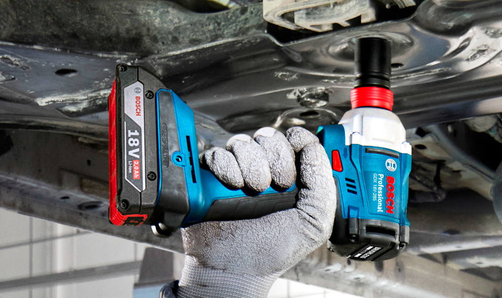 Klucz udarowy BOSCH Professional GDX 18V-285 06019N2102 warsztat osoba dokręca śruby w podwoziu samochodowym efektywne dokręcanie śrub M8, M10 i M12 praca z wkrętami samowiercącymi o średnicy 4,2 mm i 4,8 mm w blasze praca z wkrętami do drewna o średnicy 4 mm, 5 mm i 8 mm praca z wkrętami z łbem kwadratowym M6, M8 i M10