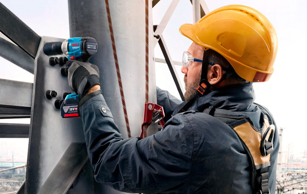 Klucz udarowy BOSCH Professional GDS 18V-350 06019M5020 plac budowy osoba dokręca śruby na metalowej konstrukcji trzy zakresy momentu obrotowego - 85 Nm, 200 Nm oraz 350 Nm dopasowanie siły działania do konkretnego zadania moment zrywający 560 Nm skuteczna praca z zapieczonymi i mocno osadzonymi połączeniami