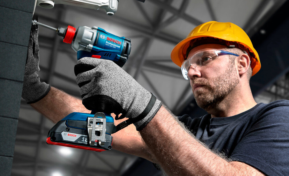 Klucz udarowy BOSCH Professional GDX 18V-285 06019N2122 plac budowy osoba dokręca śrubę dla majsterkowiczów wszechstronne zastosowanie wydajność