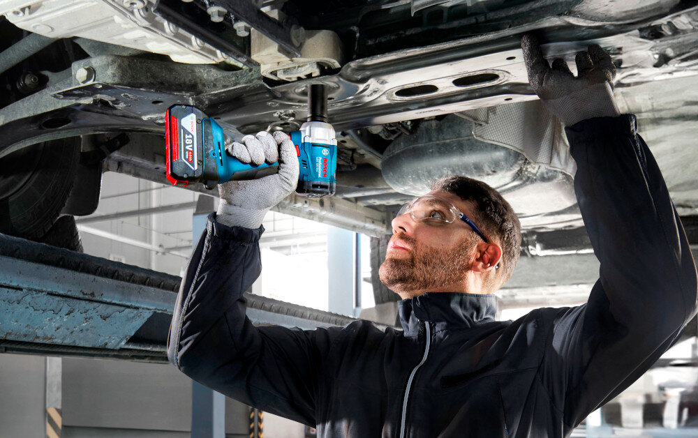 Klucz udarowy BOSCH Professional GDS 18V-350 06019M5021 plac budowy osoba dokręca śruby w podwoziu samochodowym praca w betonie lub twardej stali funkcja udaru udar w zakresie od 0 do 3400 uderzeń na minutę trzystopniowa regulacja (0-1800 ud/min, 0-2600 ud/min, 0-3400 ud/min) dopasowanie parametrów do różnych zadań