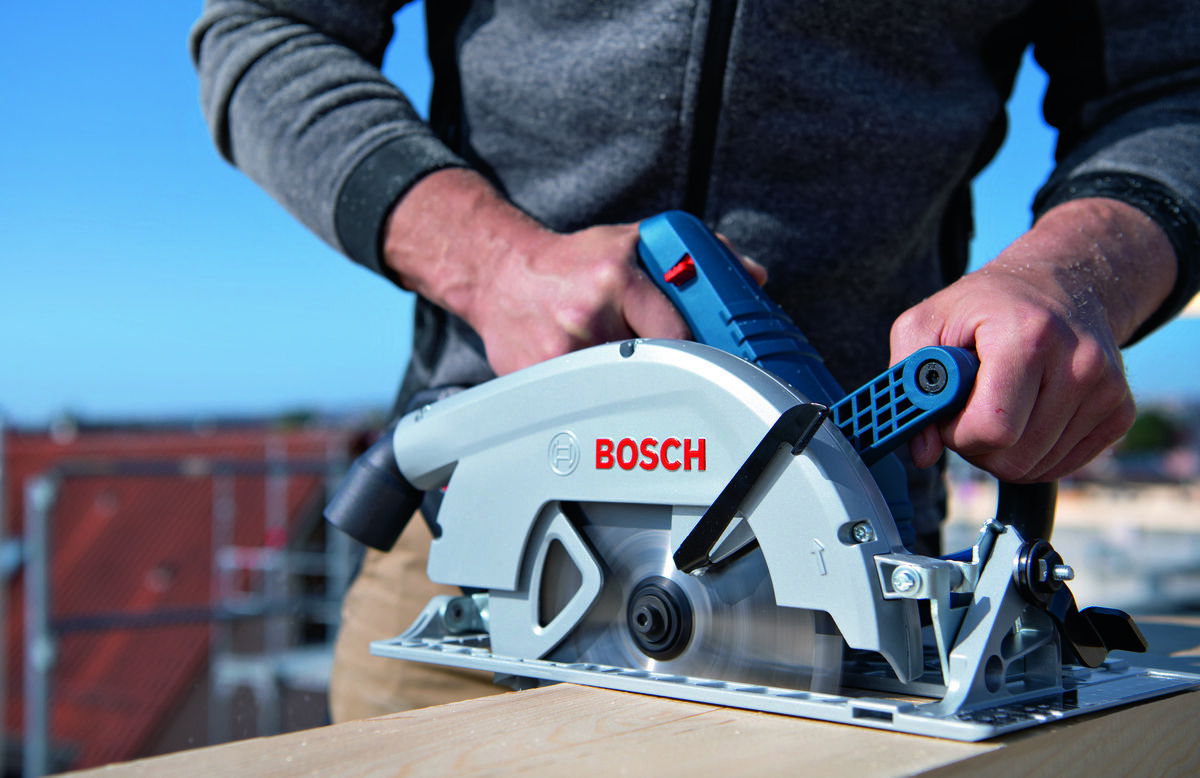 BOSCH GKS 18V-68 06016C9000 - pilarka trzymana w ręku podczas pracy
