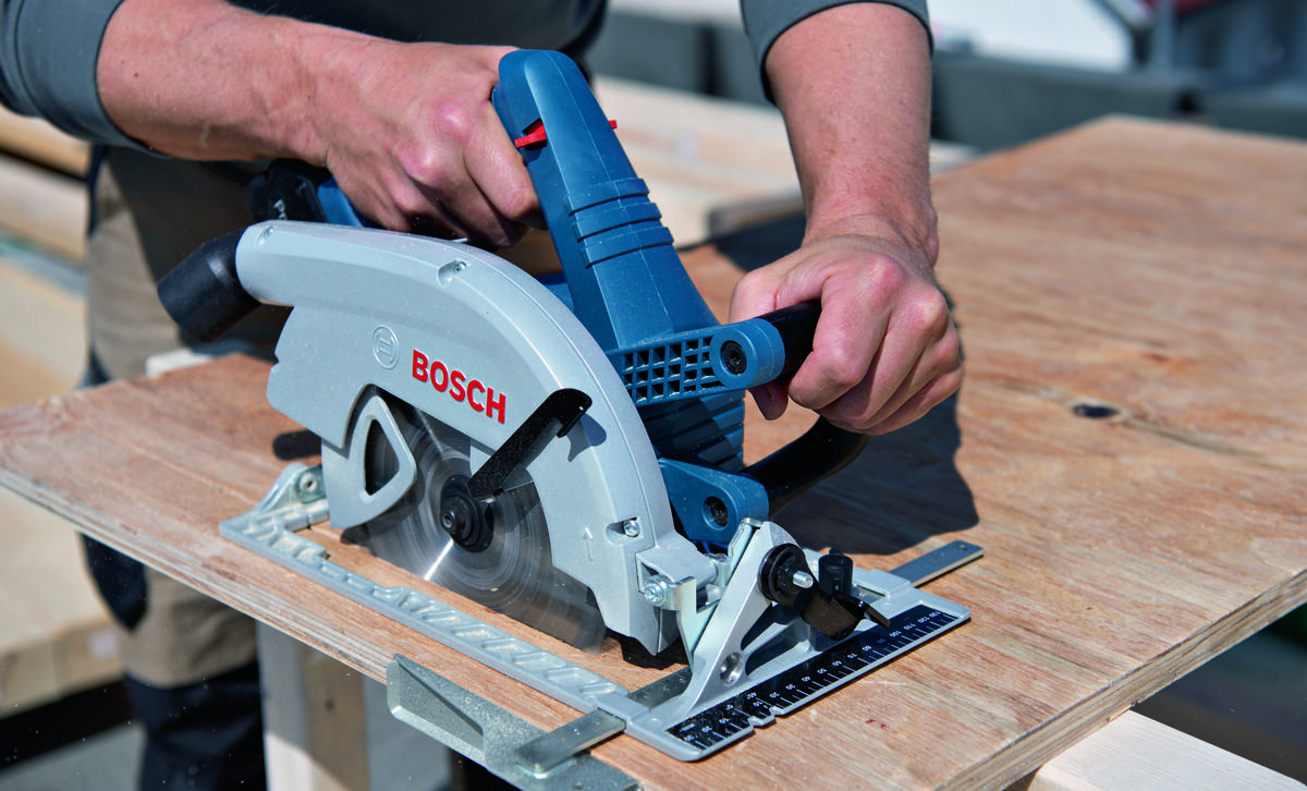 BOSCH GKS 18V-68 06016C9000 akumulatorami i ładowarkami Bosch Professional 18 V bezszczotkowego silnika BITURBO maksymalną wydajność urządzenia akumulatora ProCORE18V pojemności co najmniej 5,5 Ah systemem AMPShare - pilarka trzymana w ręku przez mężczyznę