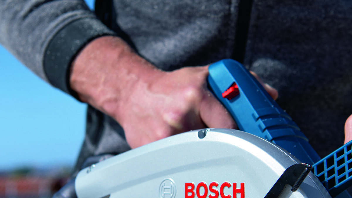 BOSCH GKS 18V-68 06016C9000 bezpieczeństwo użytkownika oraz otoczenia. wyprofilowana rękojeść antypoślizgowego materiału - zbliżenie na rękojeść