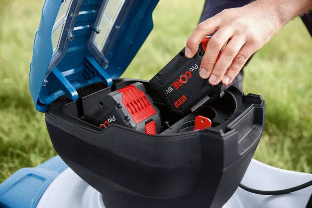 Kosiarka akumulatorowa BOSCH Professional GRA 18V2-46 06008C8000 trawnik osoba wkłada akumulatory do wnętrza kosiarki część profesjonalnego systemu 18 V Bosch i uniwersalnej platformy AMPShare współpracuje z akumulatorami ≥5,5 Ah duża moc elastyczność oszczędza miejsce i pieniądze niezależność od źródła zasilania brak akumulatora i ładowarki w zestawie