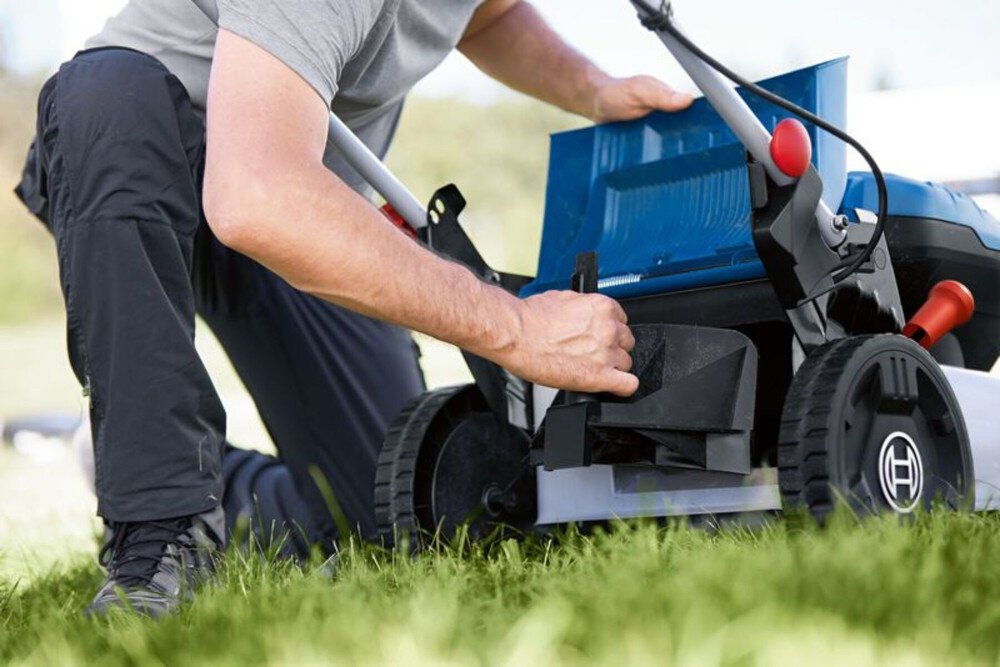 Kosiarka akumulatorowa BOSCH Professional GRA 18V2-46 06008C8000 trawnik osoba wkłada przystawkę do mulczowania do kosiarki funkcja mulczowania rozdrabnia skoszoną trawę równomiernie rozprowadzi ją na trawniku przystawka w zestawie naturalny nawóz