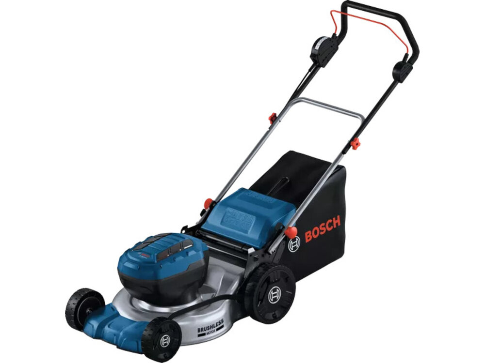 Kosiarka akumulatorowa BOSCH Professional GRA 18V2-46 06008C8000 kosiarka na białym tle widoczna od przodu pod skosem pojemny materiałowy kosz zbiornik o pojemności 60 litrów lekki i łatwy do opróżnienia