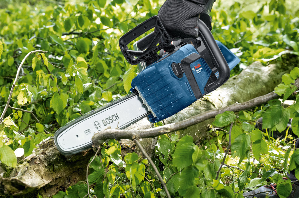 Piła akumulatorowa BOSCH Professional GKE 18V-40 06008D3000 ogród las drzewa osoba tnie gałęzie wydajne cięcie szybka precyzyjna