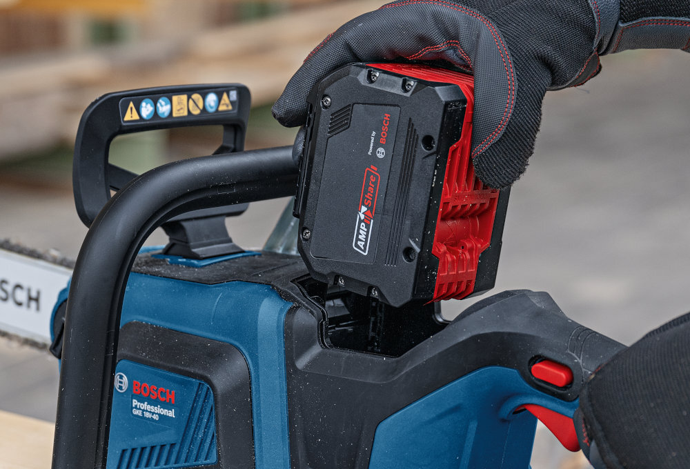 Piła akumulatorowa BOSCH Professional GKE 18V-40 06008D3000 osoba wkłada akumulator do piły kompatybilność z akumulatorami ≥5,5 Ah i systemem Bosch Professional 18 V AMPShare swobodne użycie urządzeń w miejscach bez dostępu do prądu mobilność