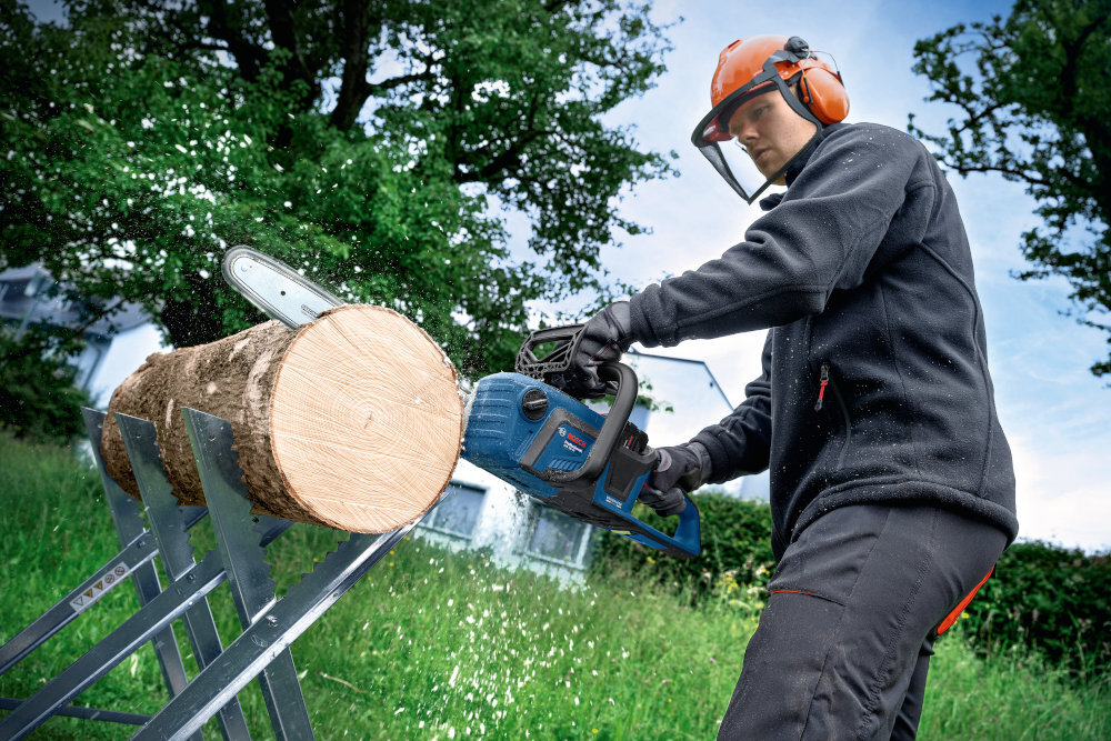 Piła akumulatorowa BOSCH Professional GKE 18V-40 06008D3000 las pole osoba tnie kłodę drewna metalowy zderzak z kolcami stabilność kontrola precyzja bezpieczeństwo pracy