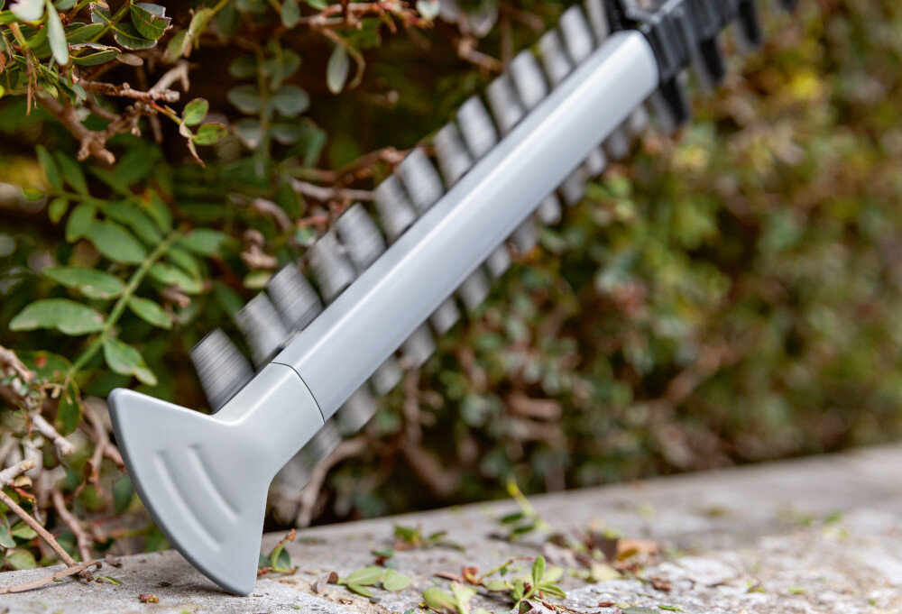 Nożyce do żywopłotu BOSCH Professional GHE 18V-50 06008C9500 akumulatorowe ogród żywopłot krawężnik zbliżenie na zderzak solidny zderzak zabezpiecza listwę tnącą przed uszkodzeniami bezpieczne cięcie wzdłuż murów ogrodzeń czy ścieżek odpowiada za trwałość narzędzia precyzyjne wykończenia