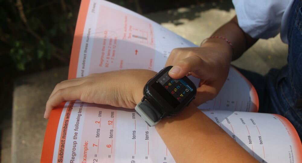 Smartwatch BEMI Kizzo dziecko odrabia lekcje z zegarkiem