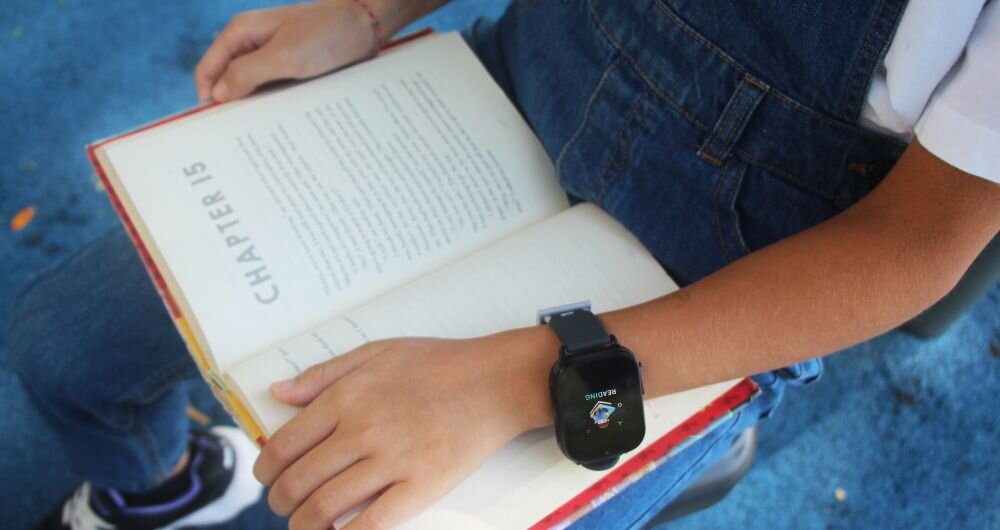 Smartwatch BEMI Kizzo dziecko czyta książkę