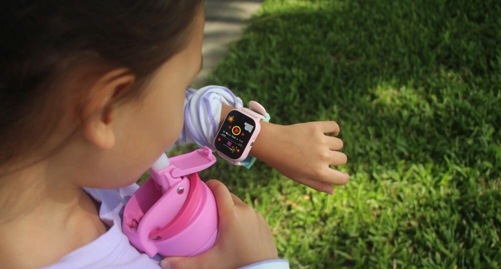 Smartwatch BEMI Kizzo dziecko słucha muzyki z zegarka
