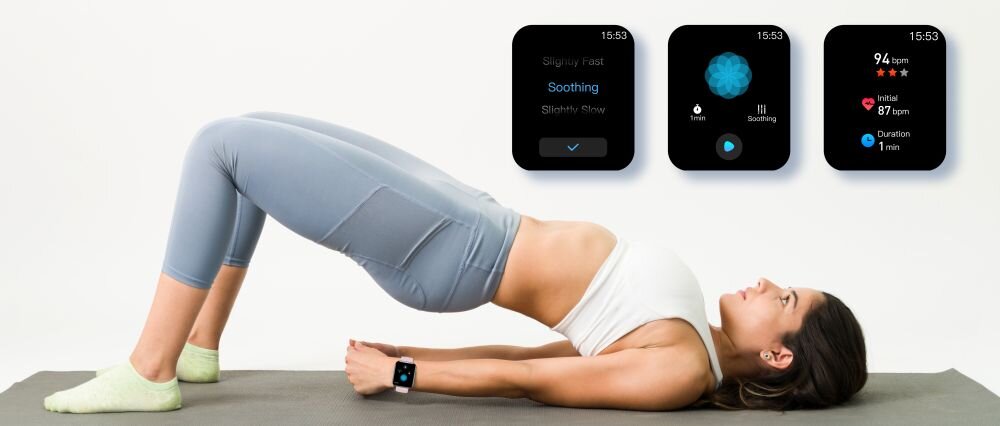 Smartwatch Bemi EXO podczas yogi i wyniki ćwiczeń na ekranach